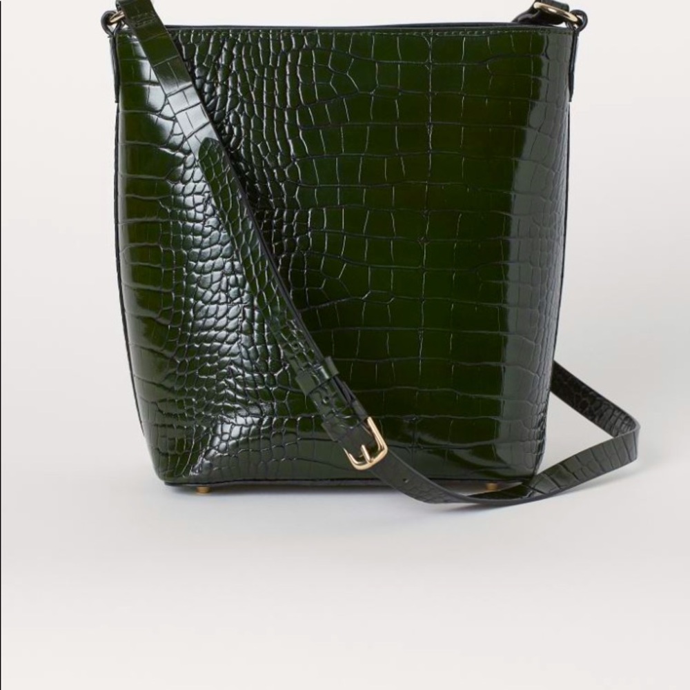 Faux croc bag w narrow straps, zipper at top green